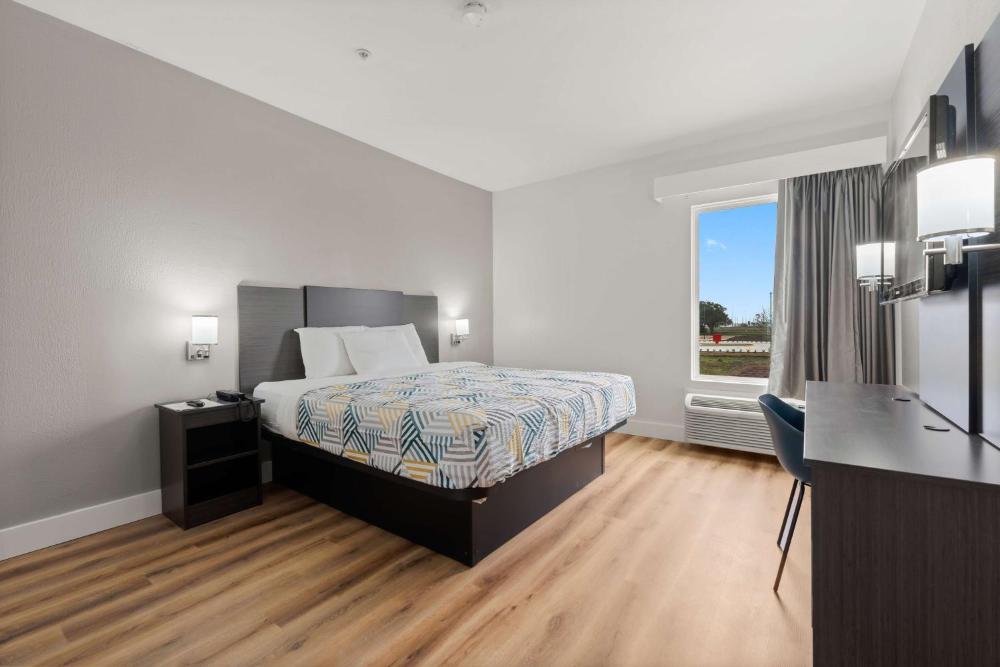 King Room - Non-Smoking interior